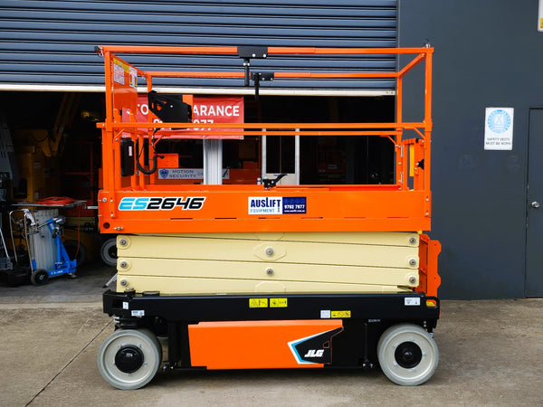 JLG ES2646 26ft Electric Scissor Lift on Bullant Trailer