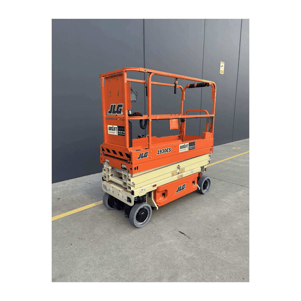 JLG 1930ES electric scissor lift (SN6420) front right side quarter view
