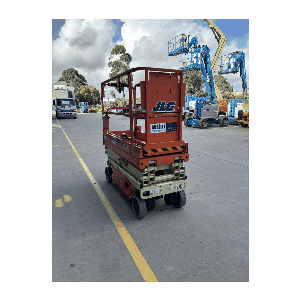 JLG 1930ES electric scissor lift (SN6420) front left side quarter view
