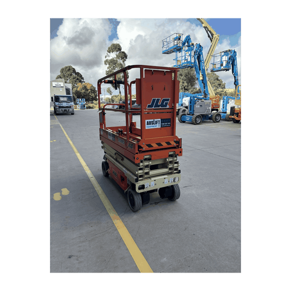JLG 1930ES electric scissor lift (SN6420) front left side quarter view
