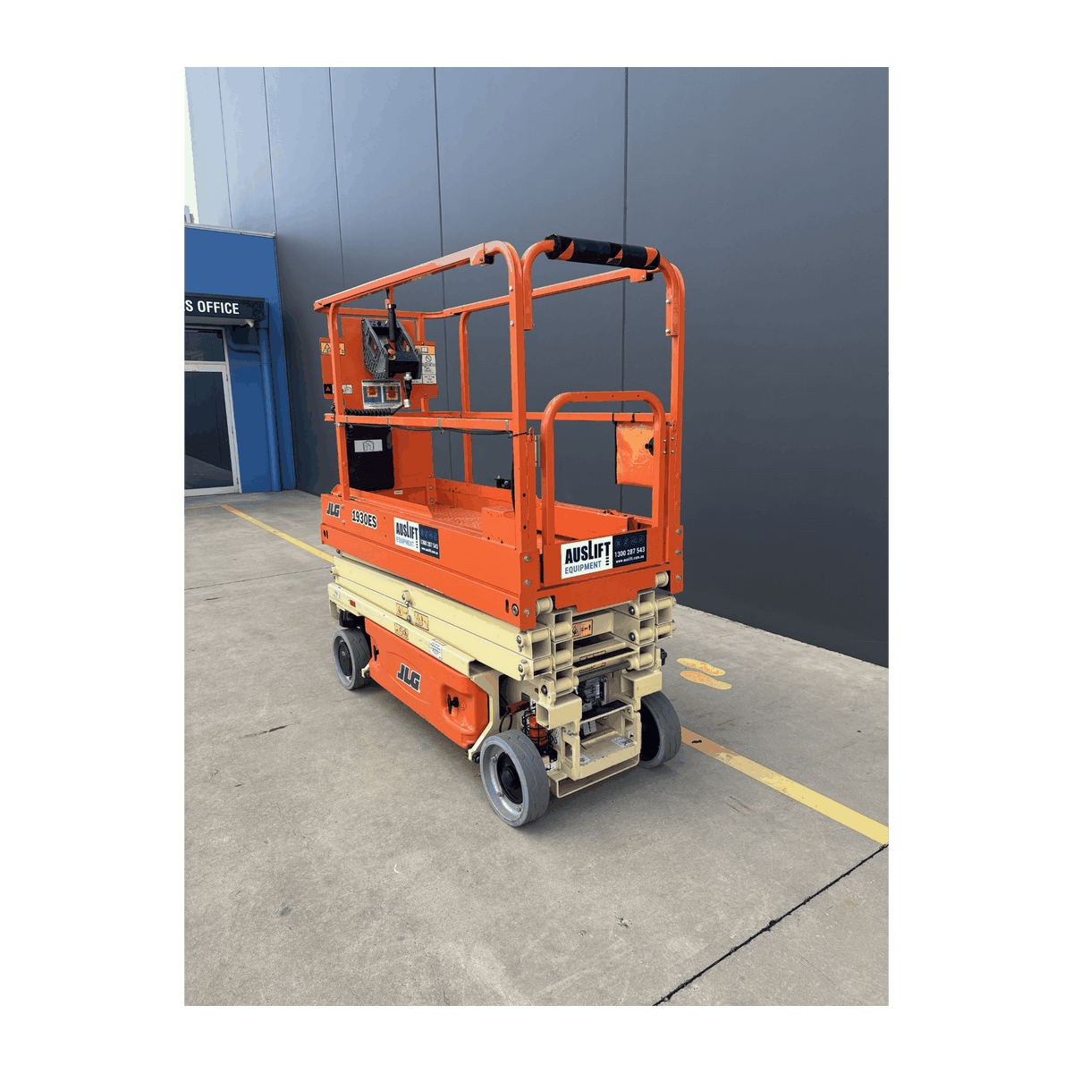 JLG 1930ES electric scissor lift (SN6420) rear left side quarter view
