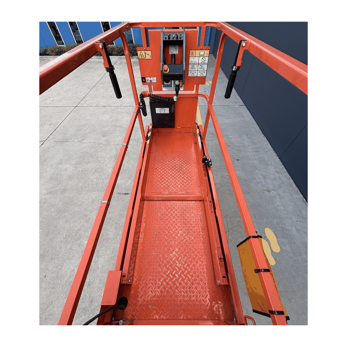 JLG 1930ES electric scissor lift (SN6420) platform deck close up
