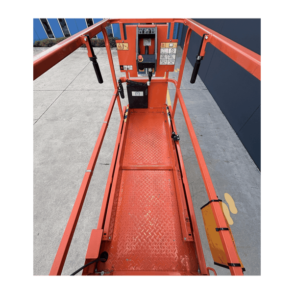 JLG 1930ES electric scissor lift (SN6420) platform deck close up
