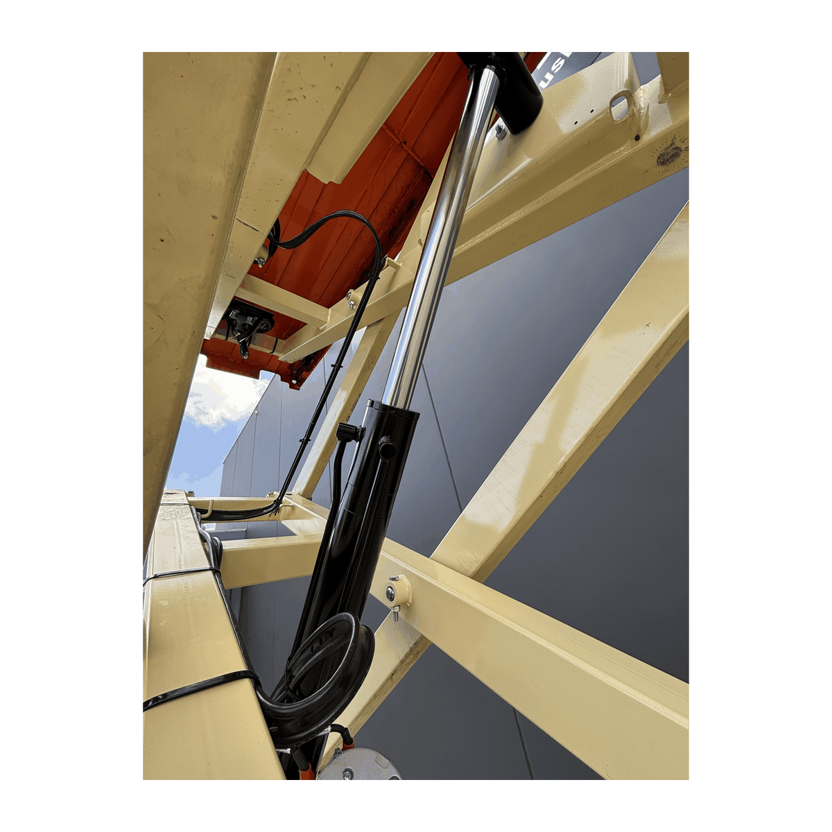 JLG 1930ES electric scissor lift (SN6420) lift cylinder close up
