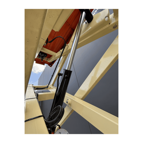 JLG 1930ES electric scissor lift (SN6420) lift cylinder close up
