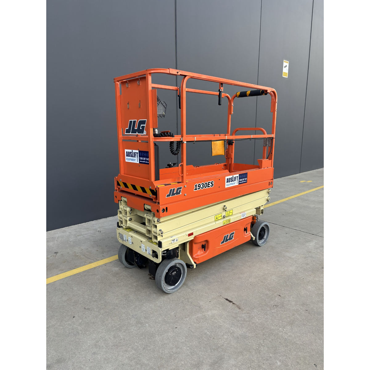 JLG 1930ES electric scissor lift (SN8095) front right quarter view