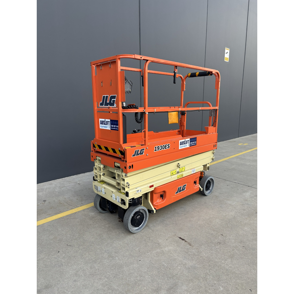 JLG 1930ES electric scissor lift (SN8095) front right quarter view