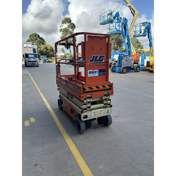 JLG 1930ES electric scissor lift (SN8095) front left quarter view
