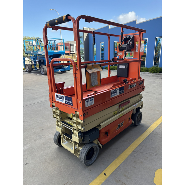 JLG 1930ES electric scissor lift (SN8095) rear right quarter view