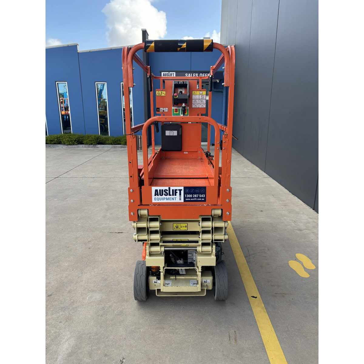 JLG 1930ES electric scissor lift (SN8095) rear view lowered position
