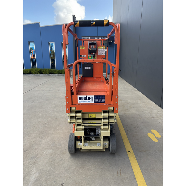 JLG 1930ES electric scissor lift (SN8095) rear view lowered position