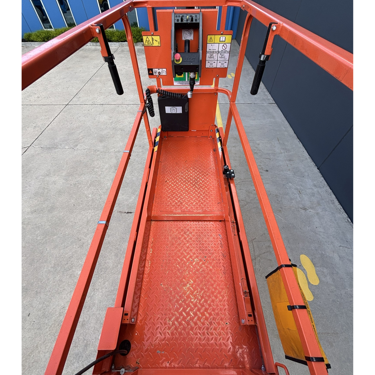 JLG 1930ES electric scissor lift (SN8095) operator platform deck interior