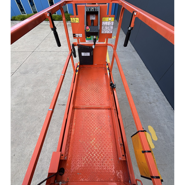 JLG 1930ES electric scissor lift (SN8095) operator platform deck interior