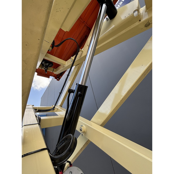 JLG 1930ES electric scissor lift (SN8095) hydraulic lift cylinder detailed view 