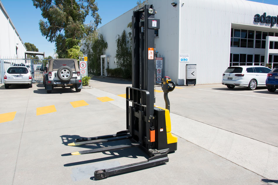Hyster Liftsmart LS10SS - 1 Tonne to 3.3m - Lift Straddle Leg Electric Stacker Forklift