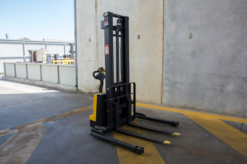 Hyster Liftsmart LS10SS - 1 Tonne to 3.3m - Lift Straddle Leg Electric Stacker Forklift