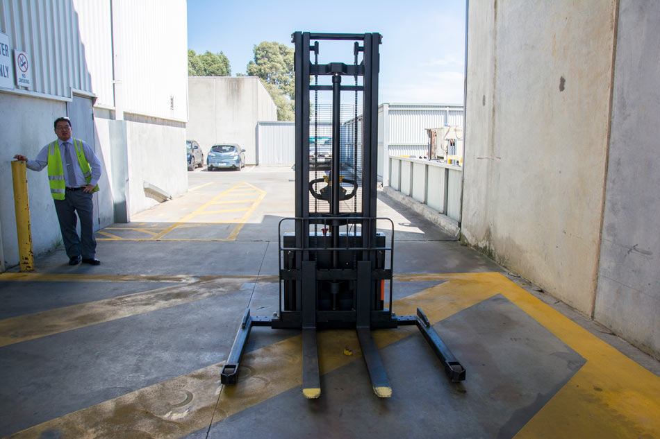 Hyster Liftsmart LS10SS - 1 Tonne to 3.3m - Lift Straddle Leg Electric Stacker Forklift