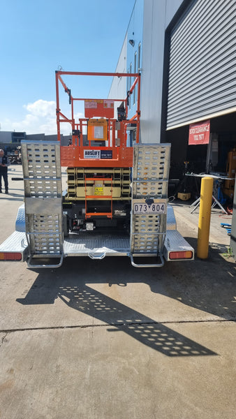 JLG ES2646 26ft Electric Scissor Lift on Bullant Trailer