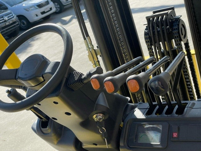 Hyster 2.5UT - 2.5 Tonne to 4.8m - 3 Stage FFL Mast Forklift