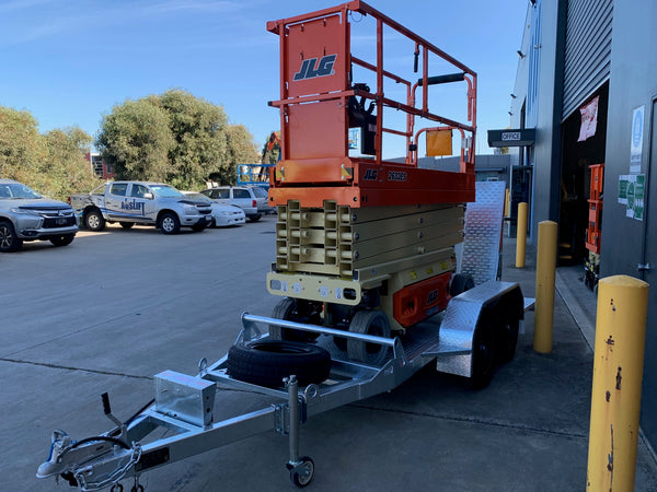 JLG 2632ES 26ft Narrow Electric Scissor Lift on Bullant Trailer